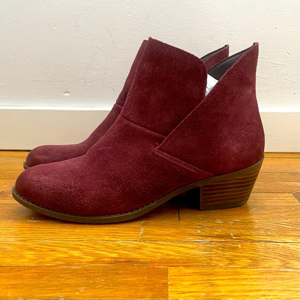 Suede wine-coloured ankle boots